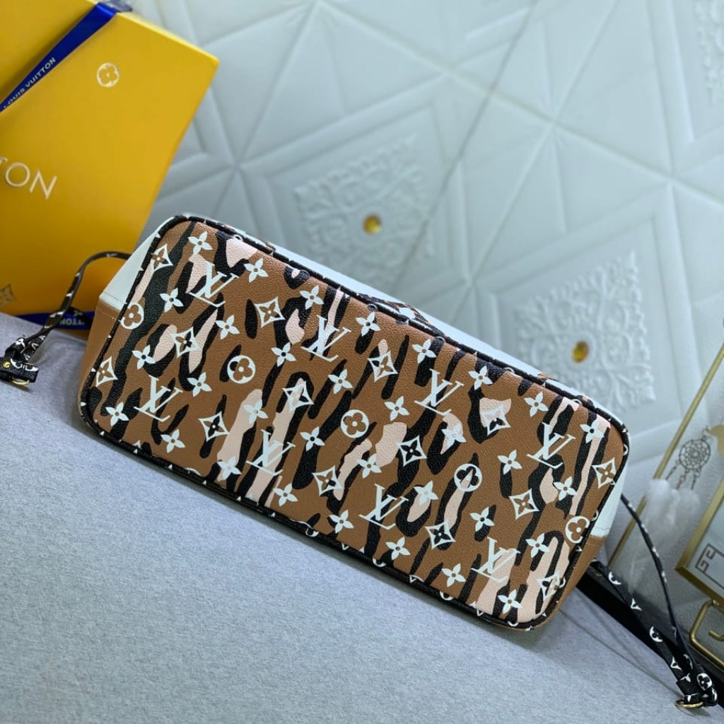 Louis Vuitton Neverfull MM Giant Jungle Ivory 31Cm M44716 - Image 4