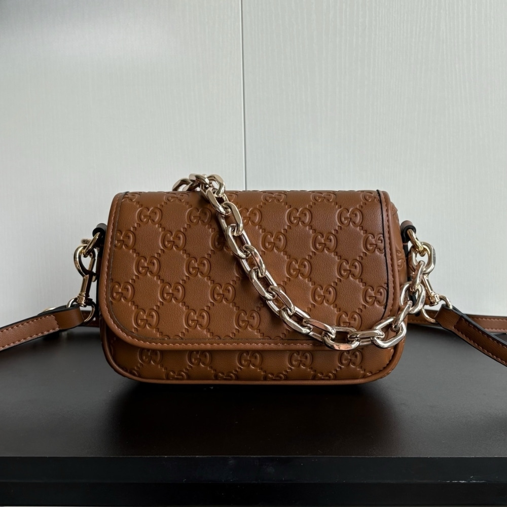 Gucci Gg Emblem Small Shoulder Bag Brown 20Cm - Image 2