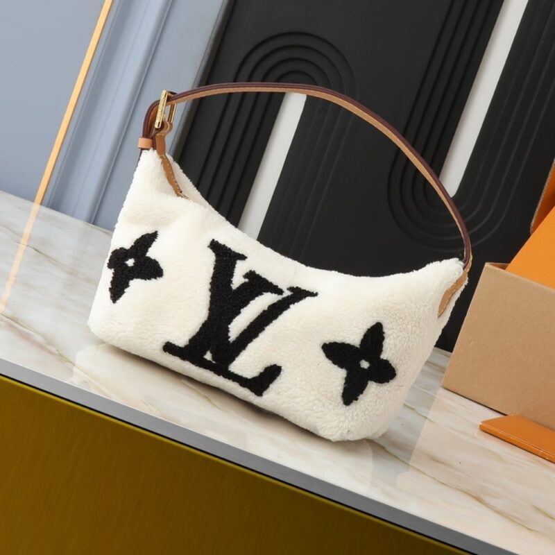 Alternative view of LOUIS VUITTON HILLS POCHETTE SHEARLING WHITE 18CM