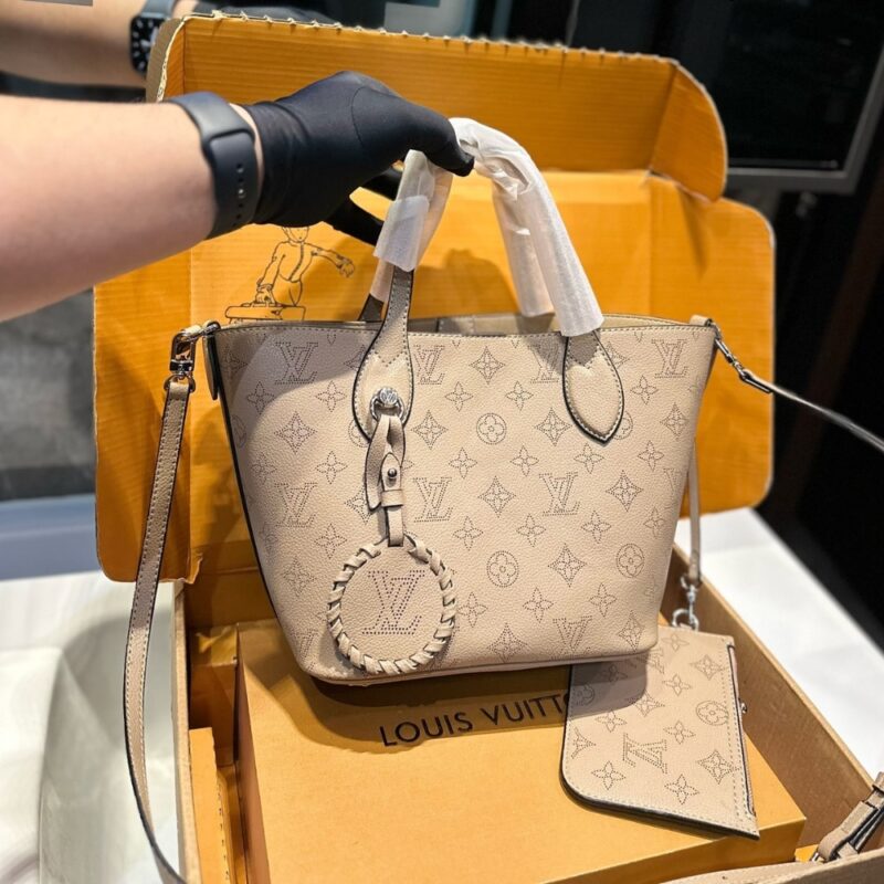 Alternative view of Louis Vuitton Blossom Mahina Bag Beige 21Cm