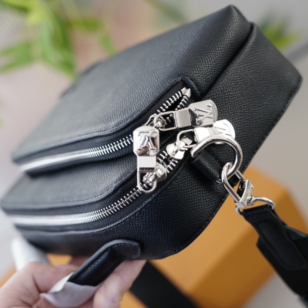 Louis Vuitton Avenue Messenger Bag Black 23Cm M11657 - Image 9