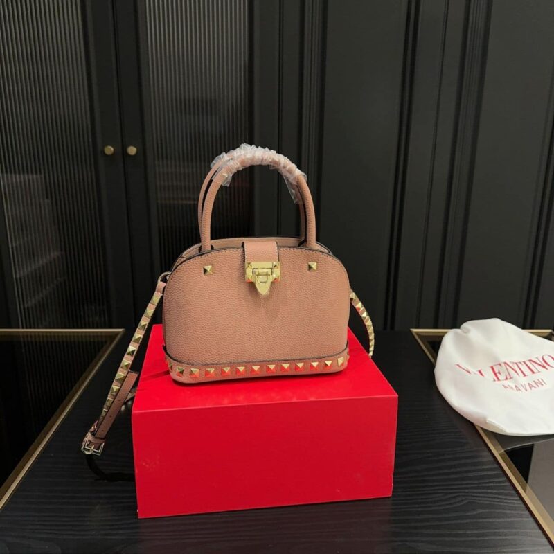 Alternative view of VALENTINO GARAVANI ROCKSTUD HANDBAG IN GRAINY LIGHT PINK 21CM