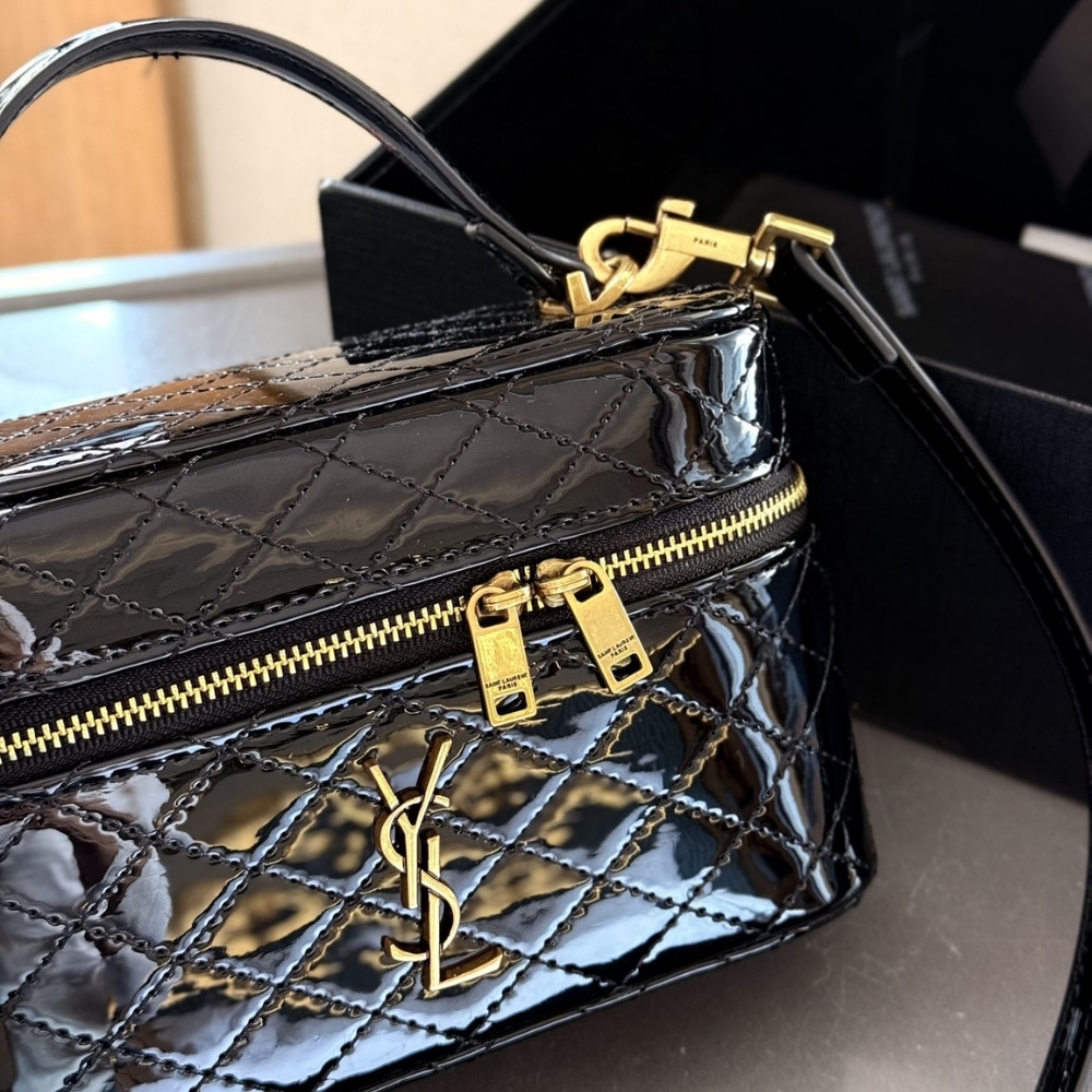 Saint Laurent Gany Vanity Bag In Patent Leather Black 19Cm - Image 3