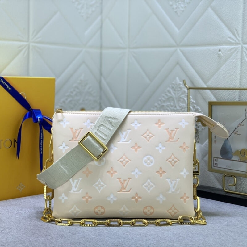 Alternative view of Louis Vuitton Bolso Coussin PM Cream 26Cm M22398