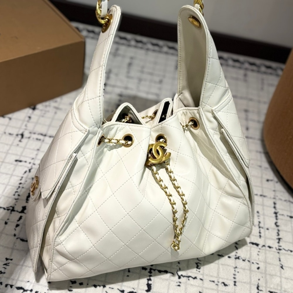 Chanel 25 Medium Handbag Shiny And Gold Tone Metal White 34Cm As5293 B20304 10601 - Image 2