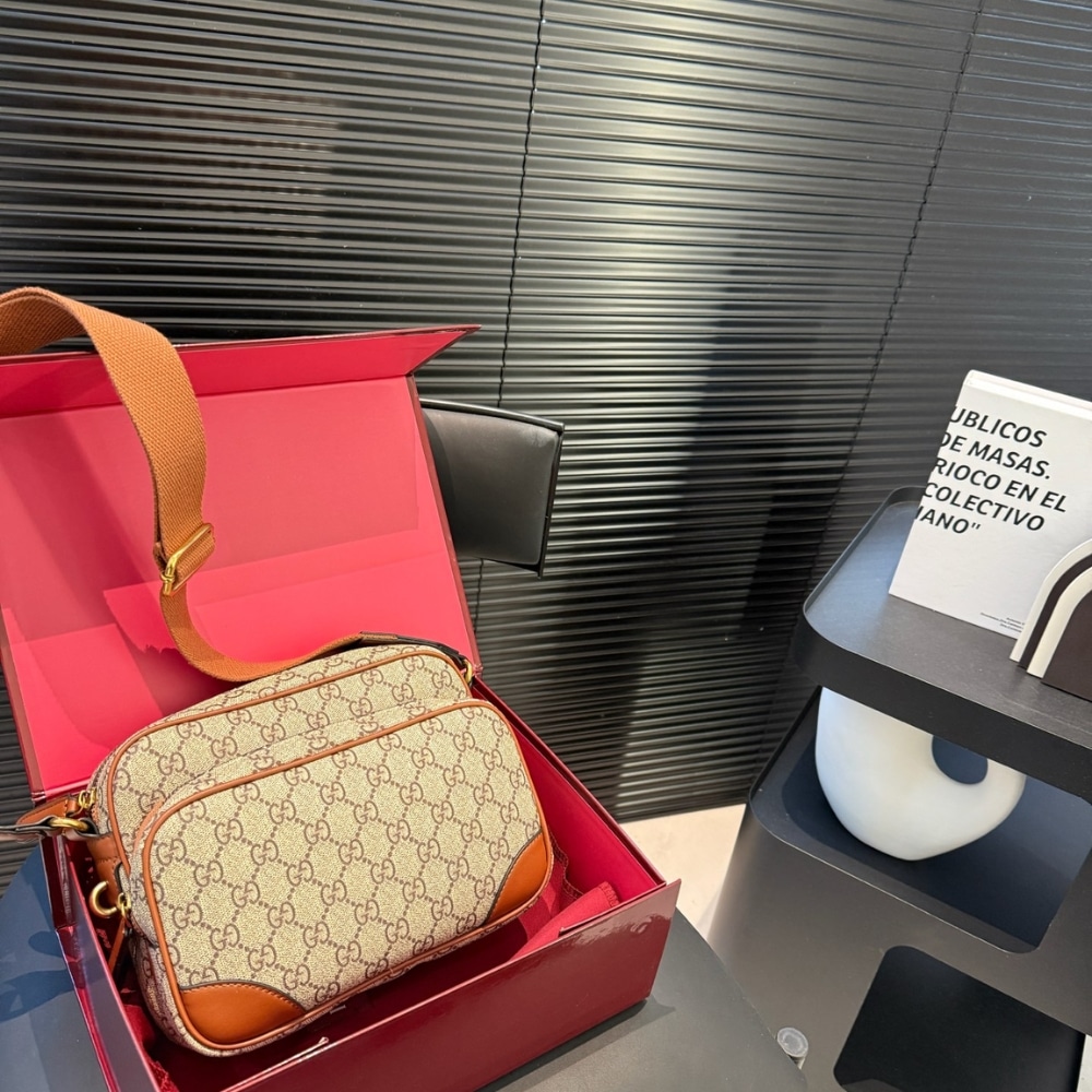 Gucci Gg Emblem Medium Crossbody Bag Beige And Brown 23Cm 821160 Faed3 9786 - Image 2