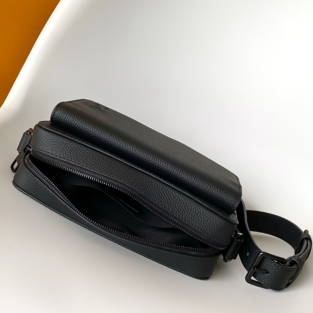 Louis Vuitton Boarding Messenger Black 24Cm M15265 - Image 8