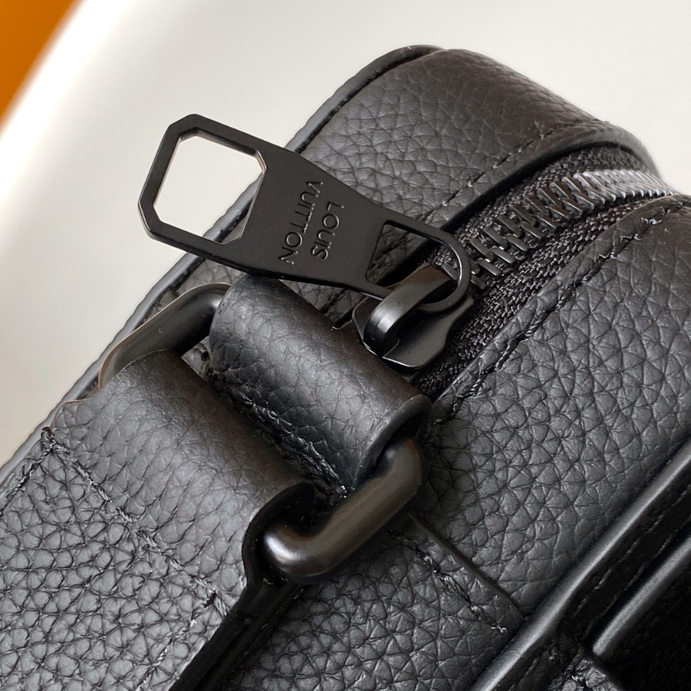 Louis Vuitton Boarding Messenger Black 24Cm M15265 - Image 5