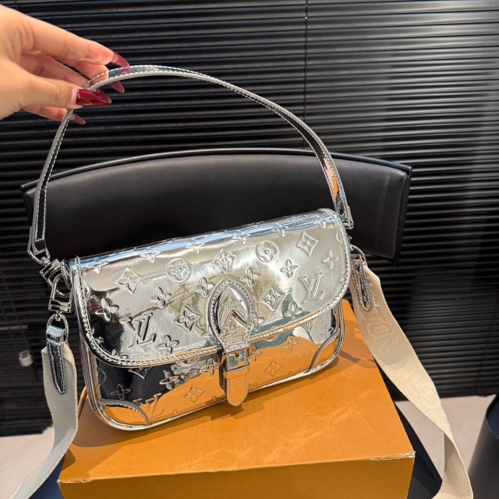 Louis Vuitton Diane Monogram Silver 25Cm - Image 3