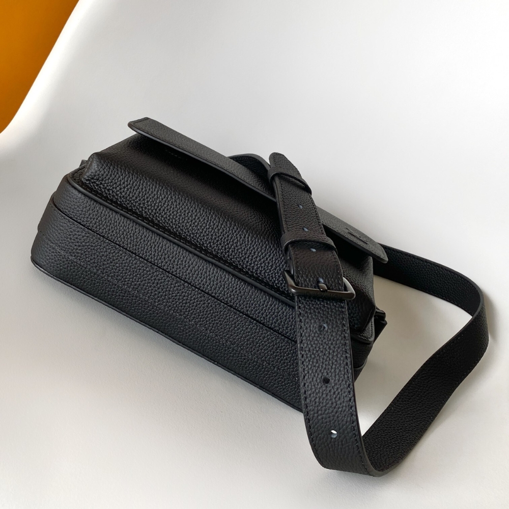 Louis Vuitton Boarding Messenger Black 24Cm M15265 - Image 4