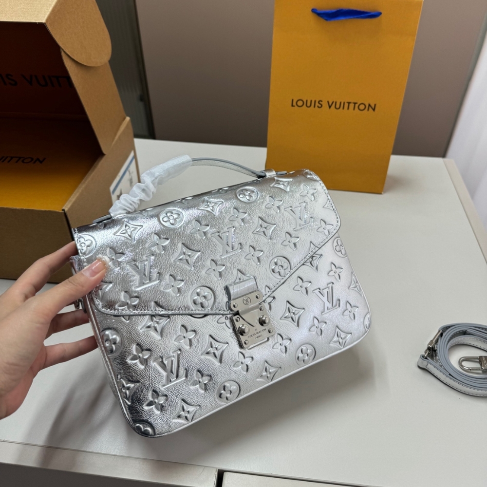 Louis Vuitton Pochette Métis Silver 25Cm - Image 2