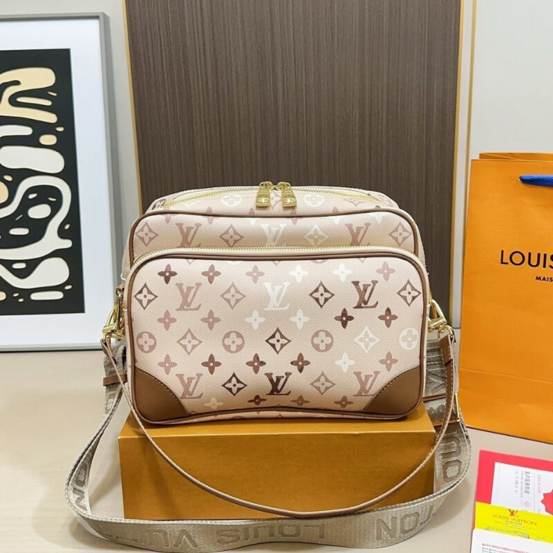 Alternative view of Louis Vuitton Nil Monogram Beige 27Cm