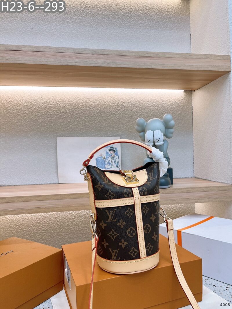 Alternative view of Louis Vuitton Duffle Monogram 22Cm M43587