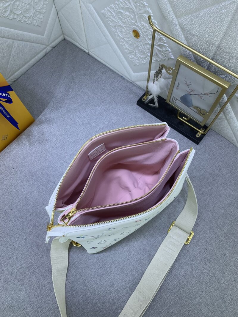 Alternative view of Louis Vuitton Bolso Coussin PM Light Cream 26Cm M21209