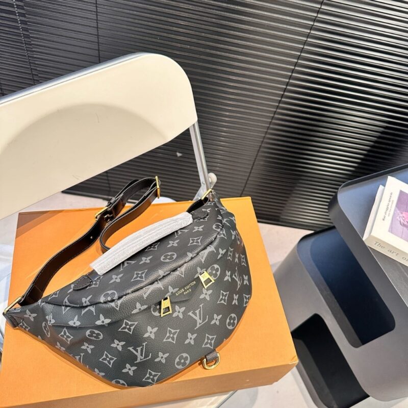 Alternative view of Louis Vuitton Discovery Bumbag PM Monogram Eclipse Black 39Cm M46035