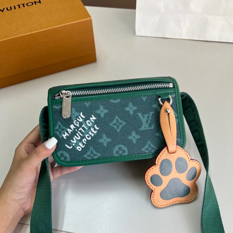 Alternative view of Louis Vuitton Bosphore Wearable Wallet Green 18Cm M12637