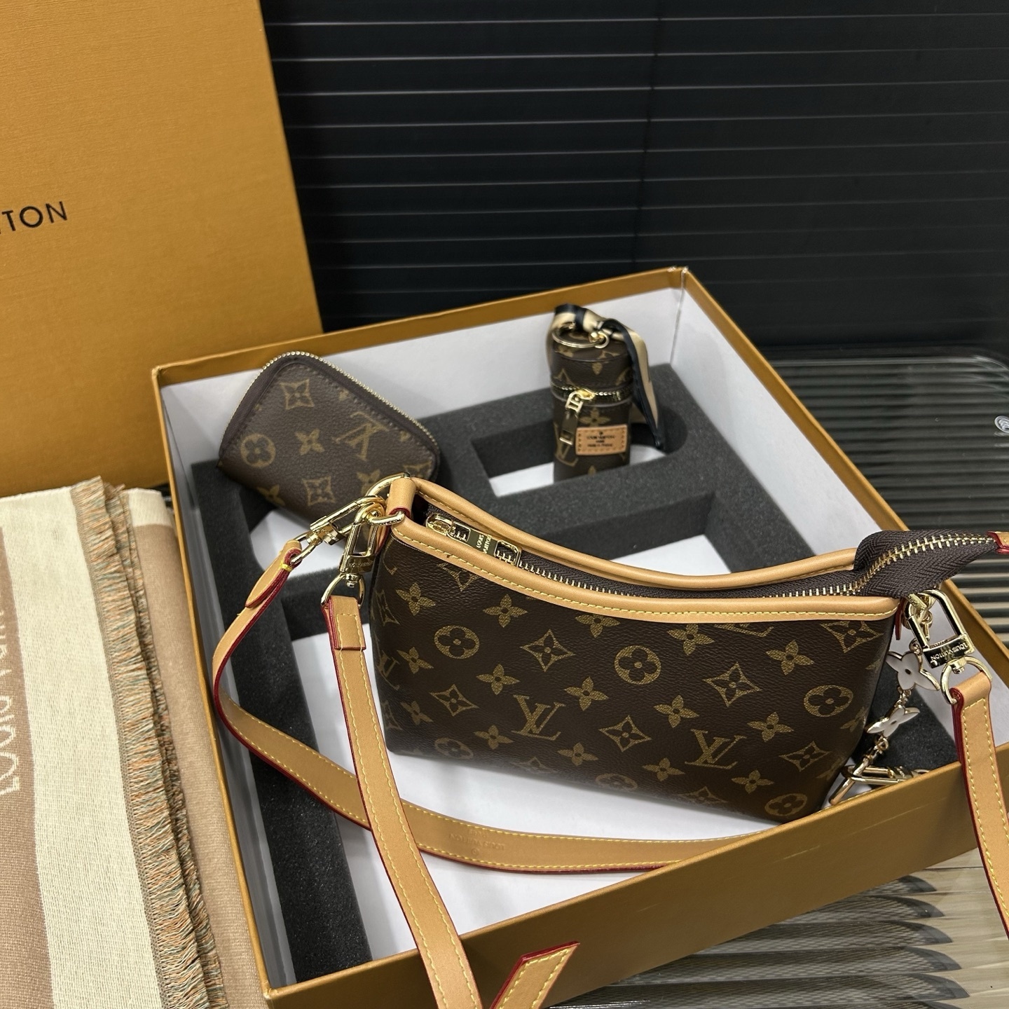 Gift Set: Louis Vuitton Carryall Bag In Monogram Canvas With Know Zippy Coin And Scarf Monogram Beige - Image 6