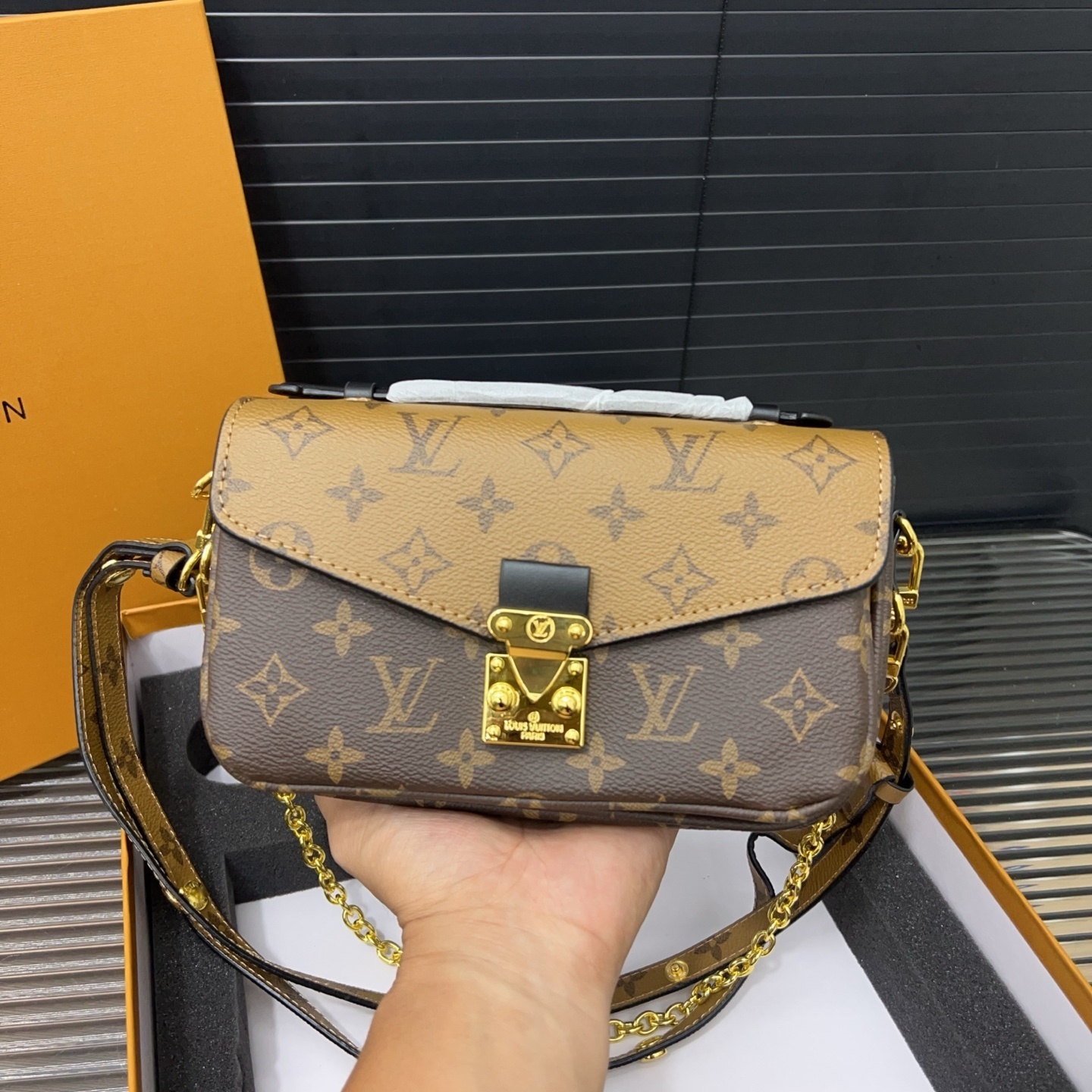 Gift Set: Louis Vuitton Pochette Métis Bag Monogram Reverse Canvas With Mini Keychain And Know Zippy Coin - Image 5