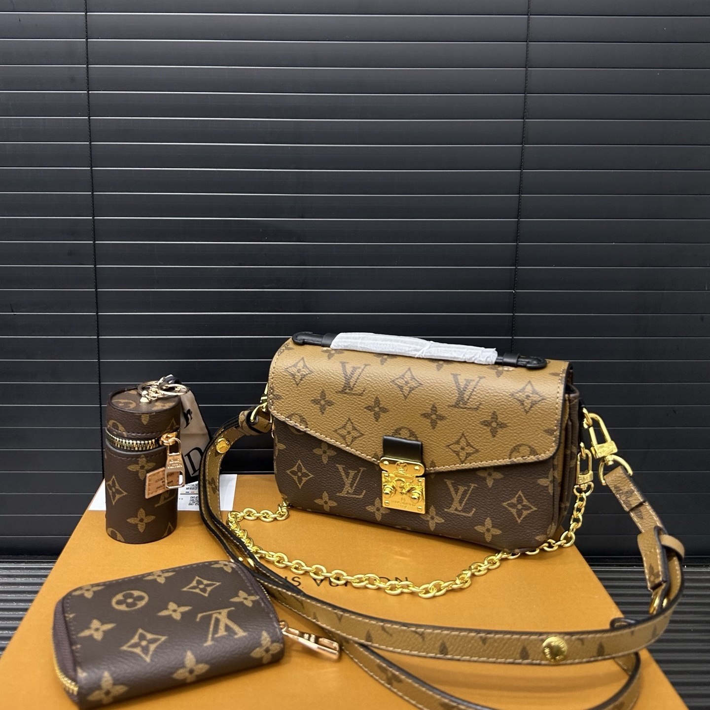 Gift Set: Louis Vuitton Pochette Métis Bag Monogram Reverse Canvas With Mini Keychain And Know Zippy Coin - Image 4