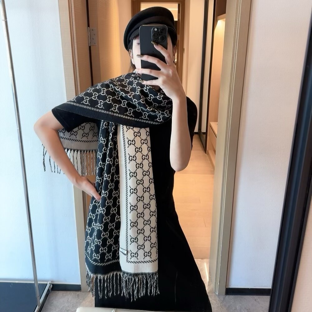 Gucci Gg Jacquard Reversible Cashmere Scarf Black And White 180Cm - Image 3