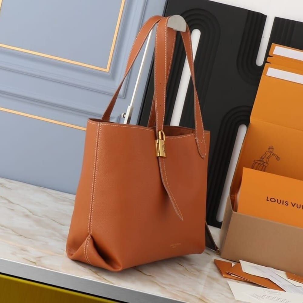 Iconic Set: Louis Vuitton Low Key Cabas Mm And Low Key Compact Wallet - Image 3