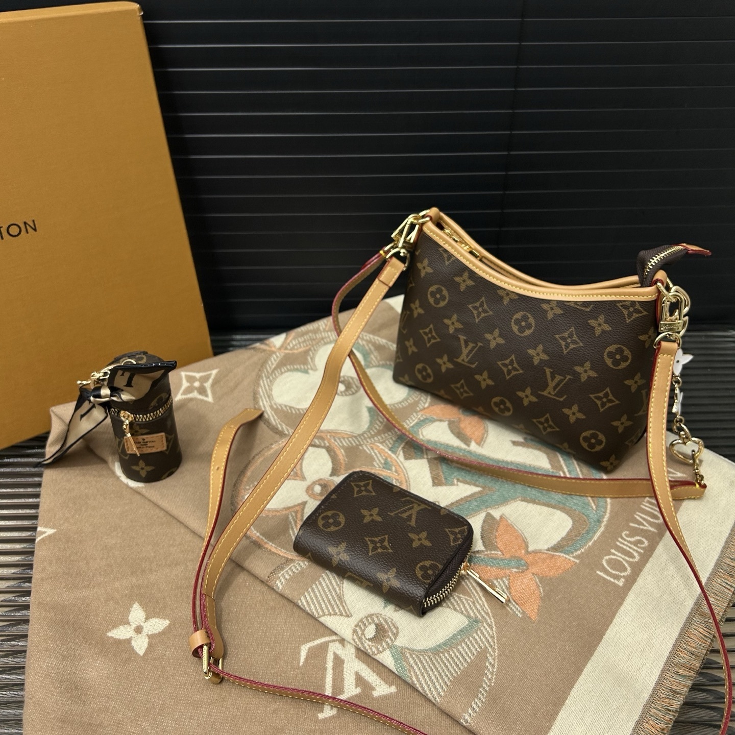 Gift Set: Louis Vuitton Carryall Bag In Monogram Canvas With Know Zippy Coin And Scarf Monogram Beige - Image 2