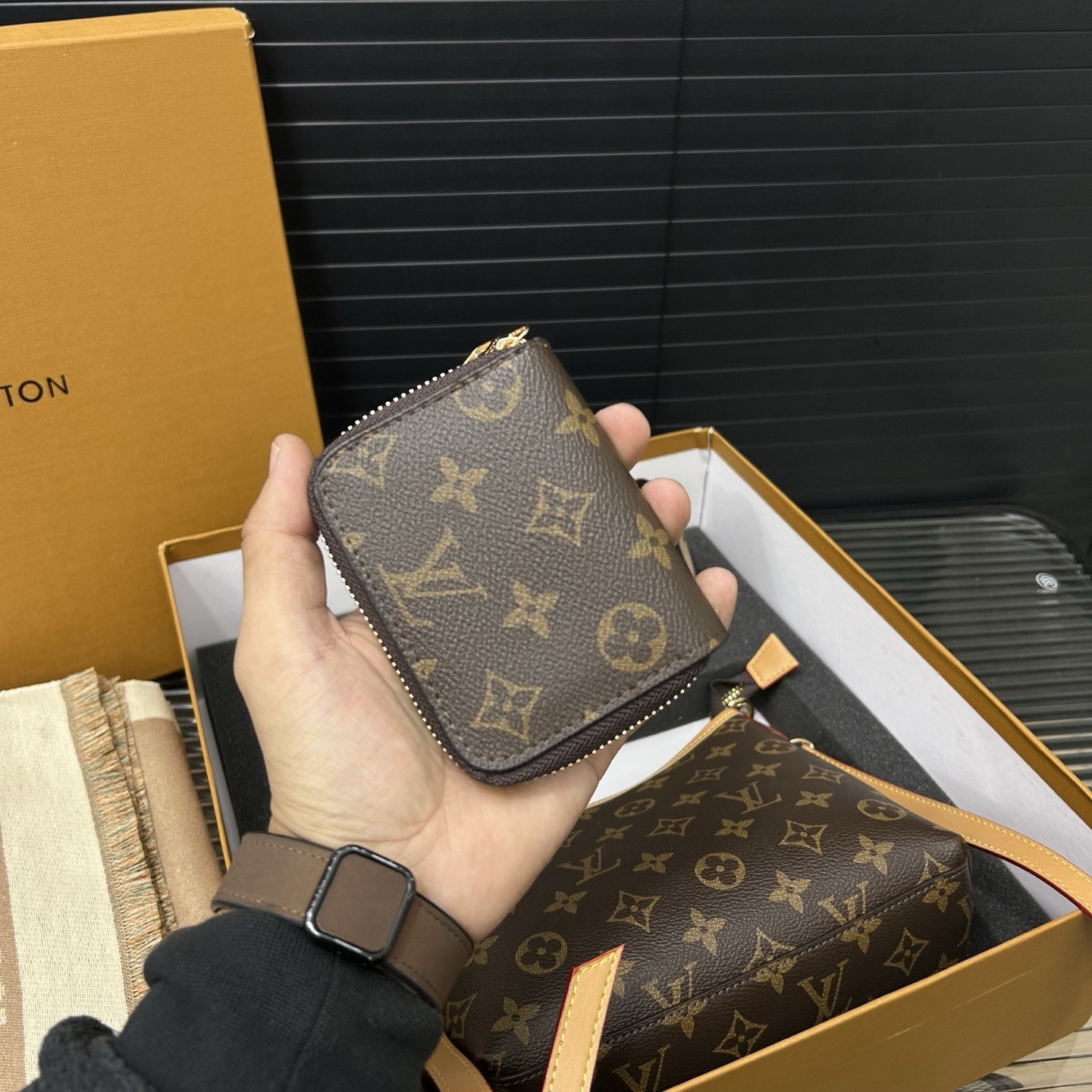 Gift Set: Louis Vuitton Carryall Bag In Monogram Canvas With Know Zippy Coin And Scarf Monogram Beige - Image 10