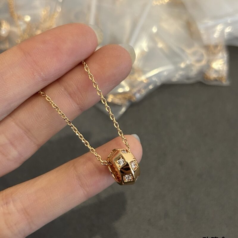 Alternative view of Louis Vuitton Le Damier De Pendant Yellow Gold Q03764