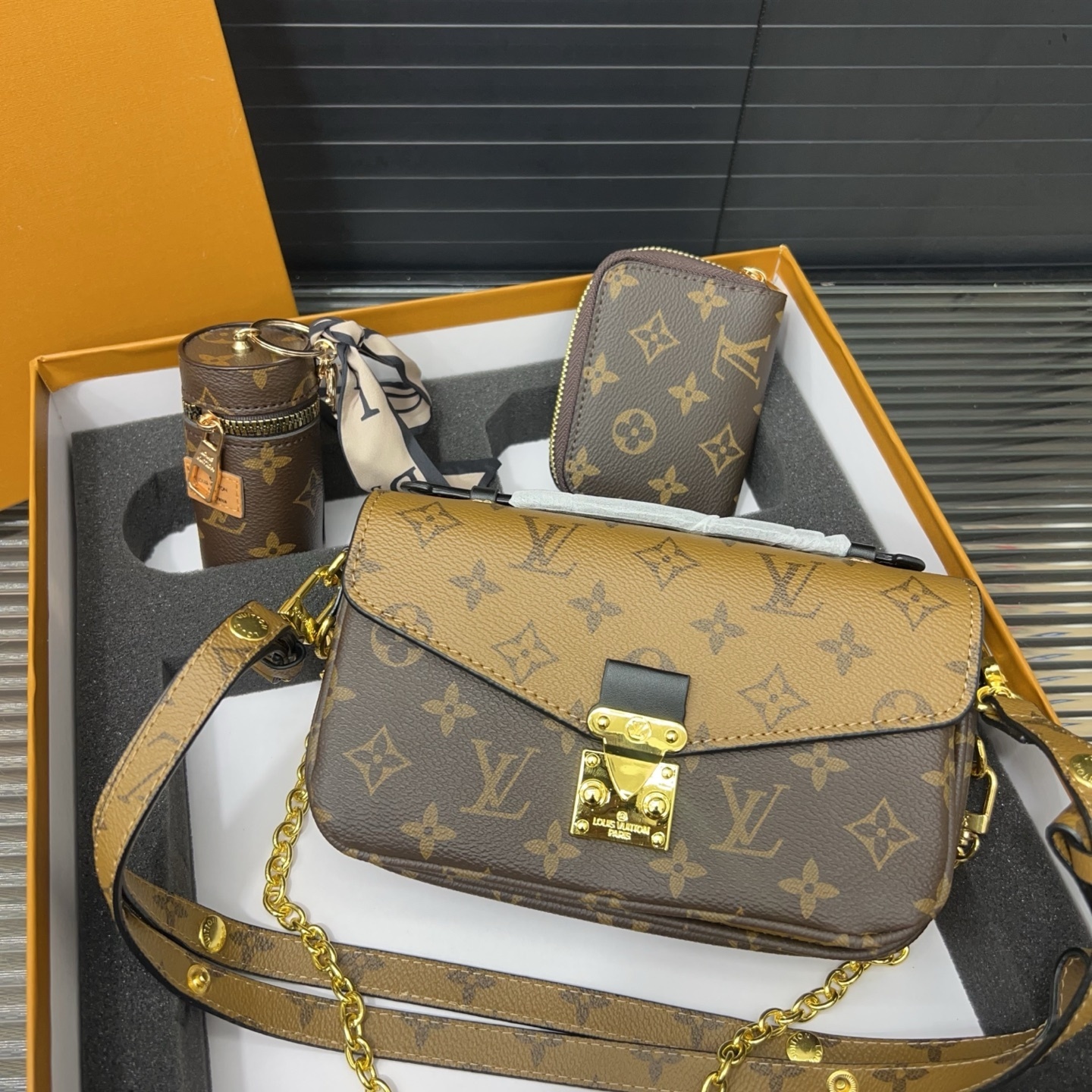 Gift Set: Louis Vuitton Pochette Métis Bag Monogram Reverse Canvas With Mini Keychain And Know Zippy Coin - Image 3