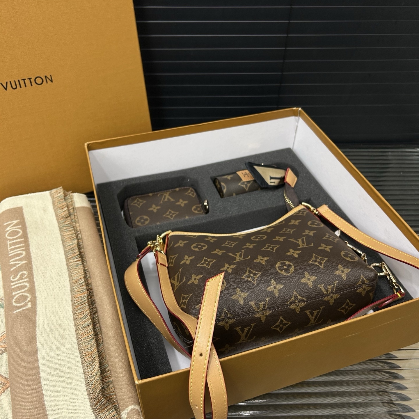 Gift Set: Louis Vuitton Carryall Bag In Monogram Canvas With Know Zippy Coin And Scarf Monogram Beige - Image 7