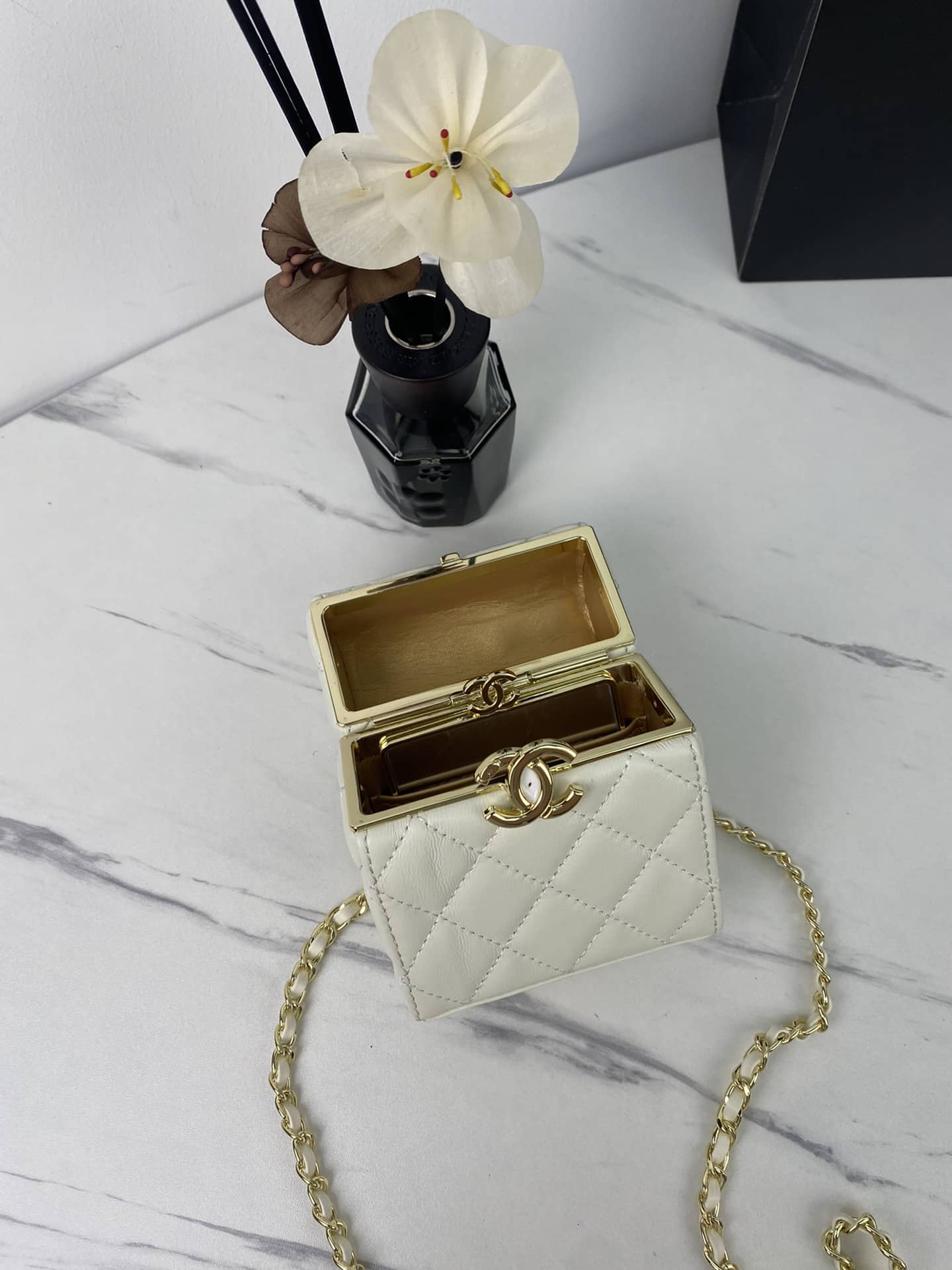 Chanel Small Box With Chain In White 12Cm Ap2656 - Image 3