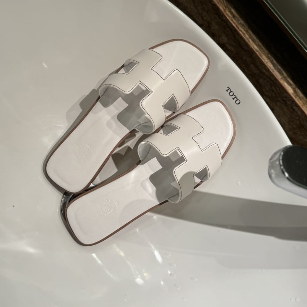 Summer Set: Chanel 25 Small Handbag Grained And Gold Tone Metal White 34Cm And Hermes Oran Sandal Blanc - Image 4