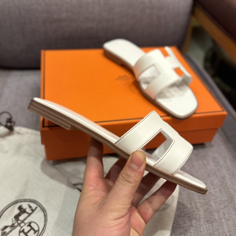 Summer Set: Chanel 25 Small Handbag Grained And Gold Tone Metal White 34Cm And Hermes Oran Sandal Blanc - Image 5