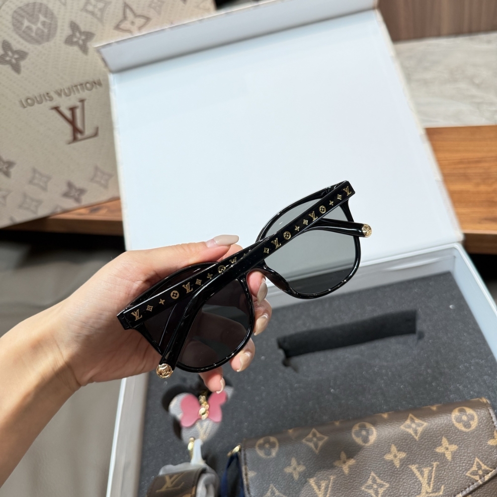 Gift Set: Louis Vuitton Félicie Pochette Bag Monogram With Mickey Mouse Keychain And My Monogram Light Cat Eye Glasses - Image 6