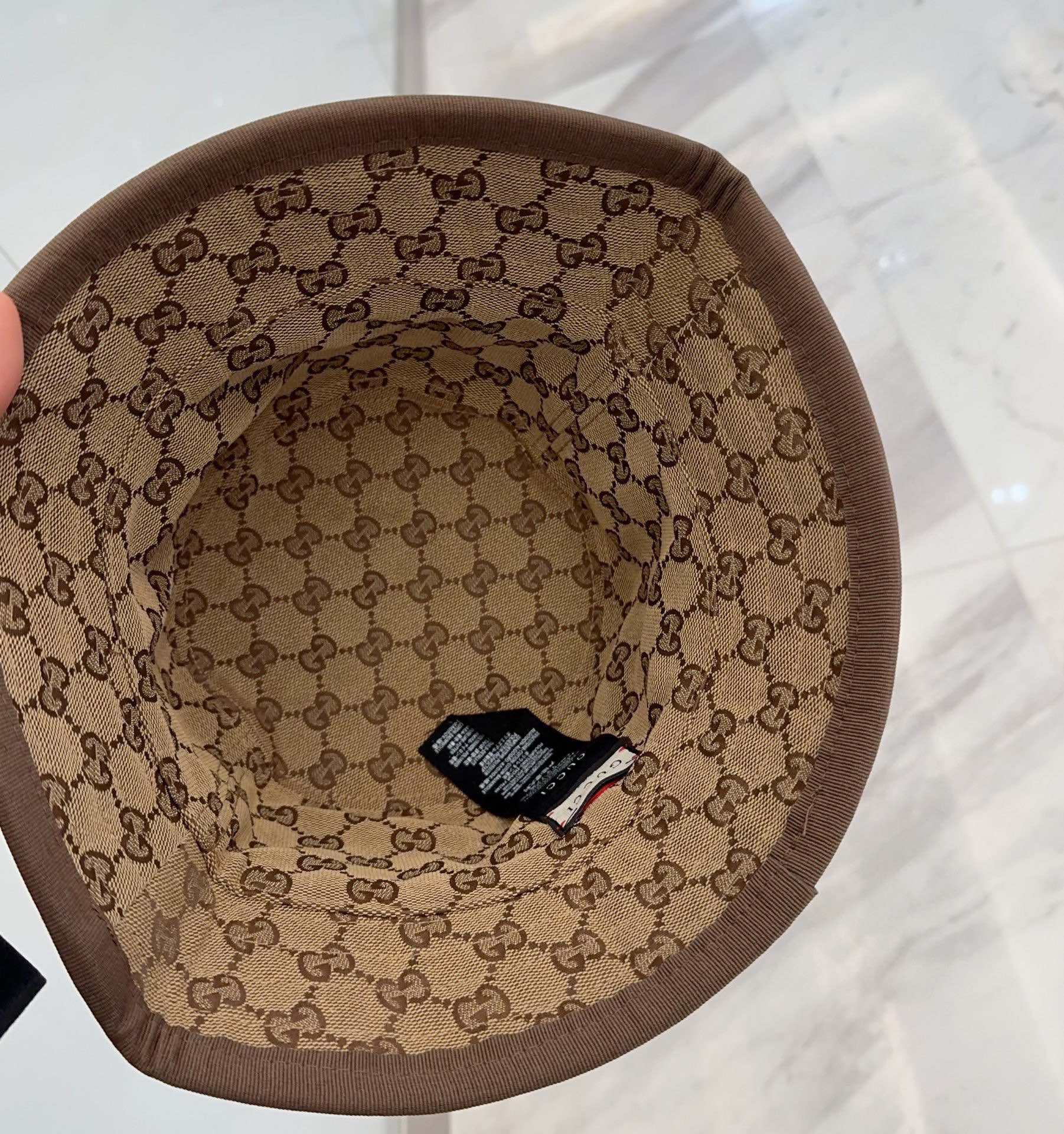 Summer Set: Gucci Medium Tote Bag With Gucci Print Beige 28Cm And Arnaud Bob Reversible Bucket Hat Beige - Image 11