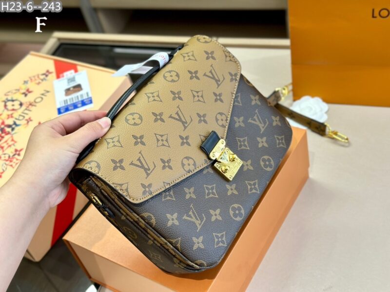 Alternative view of Louis Vuitton Pochette Métis Monogram Reverse 25Cm