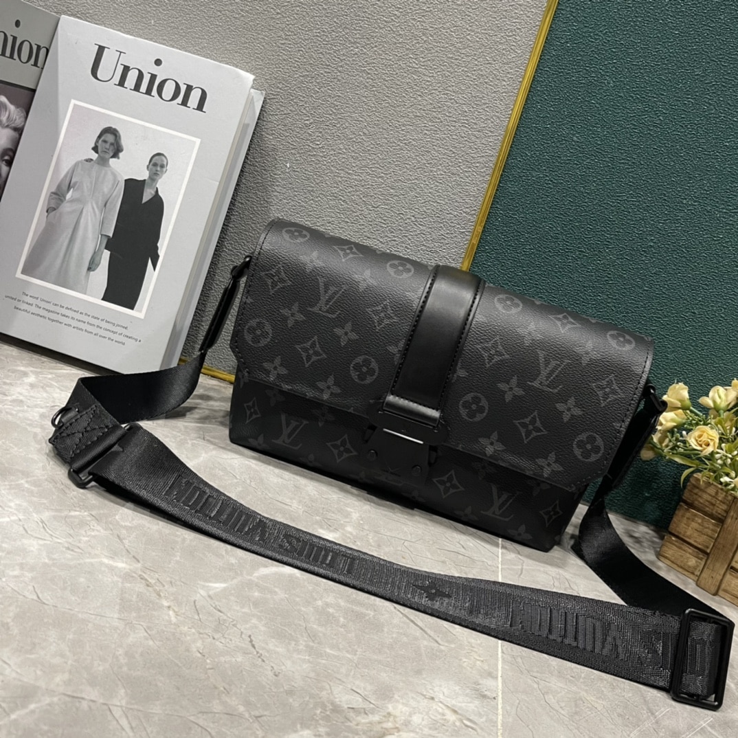 Louis Vuitton S Cape Messenger Black 28Cm M46794 - Image 2