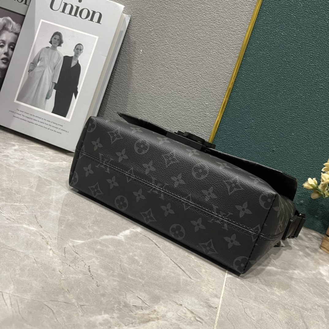 Louis Vuitton S Cape Messenger Black 28Cm M46794 - Image 5