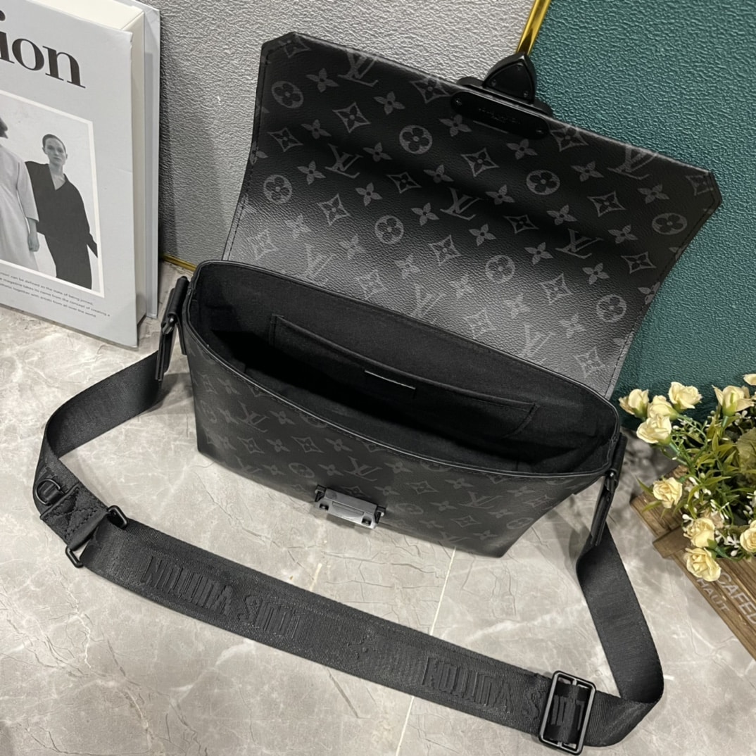 Louis Vuitton S Cape Messenger Black 28Cm M46794 - Image 8