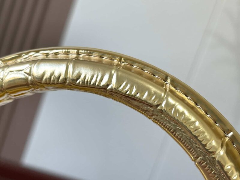 Alternative view of Louis Vuitton Capucines MM Gold 31Cm N92967