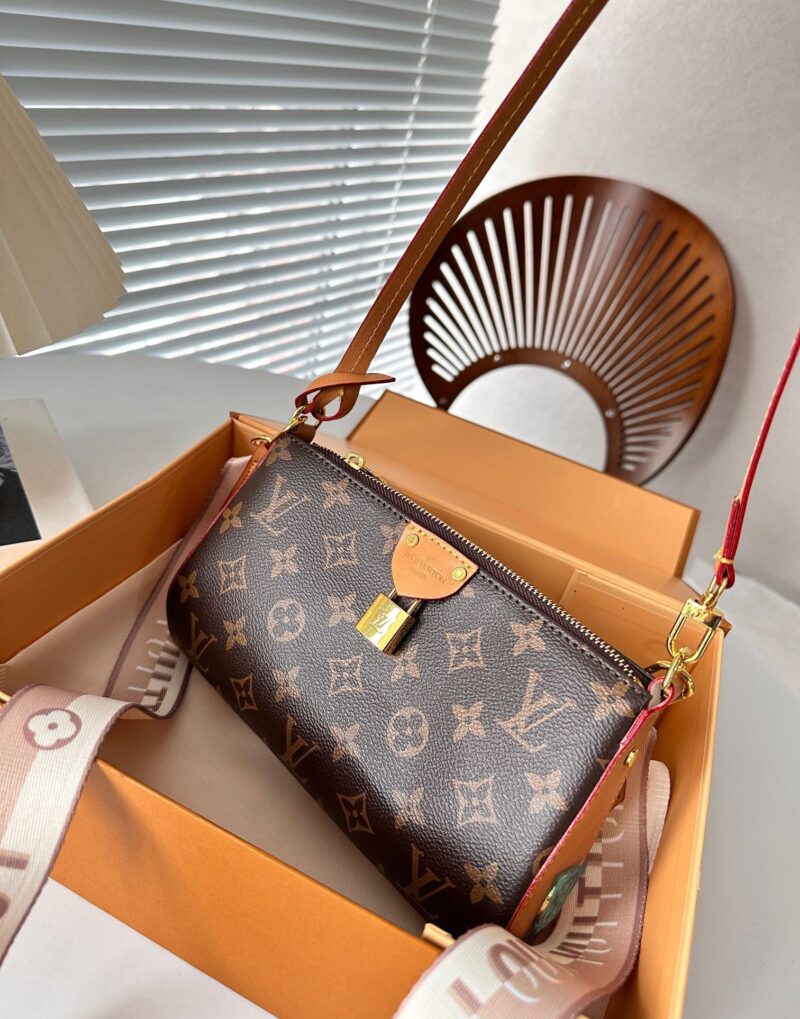 Alternative view of Louis Vuitton Pochette Tirette Monogram Canvas 23Cm M47123