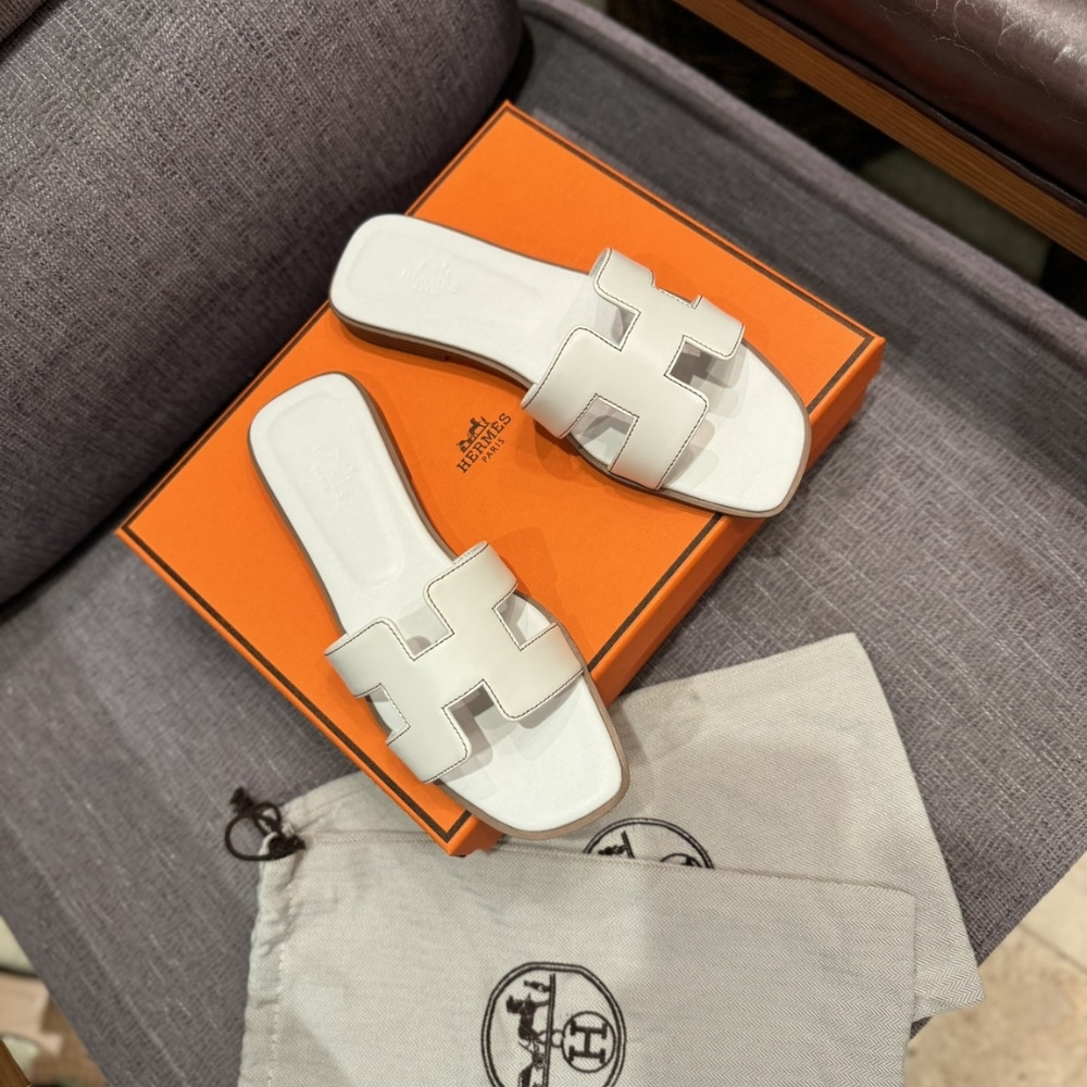 Summer Set: Chanel 25 Small Handbag Grained And Gold Tone Metal White 34Cm And Hermes Oran Sandal Blanc - Image 6