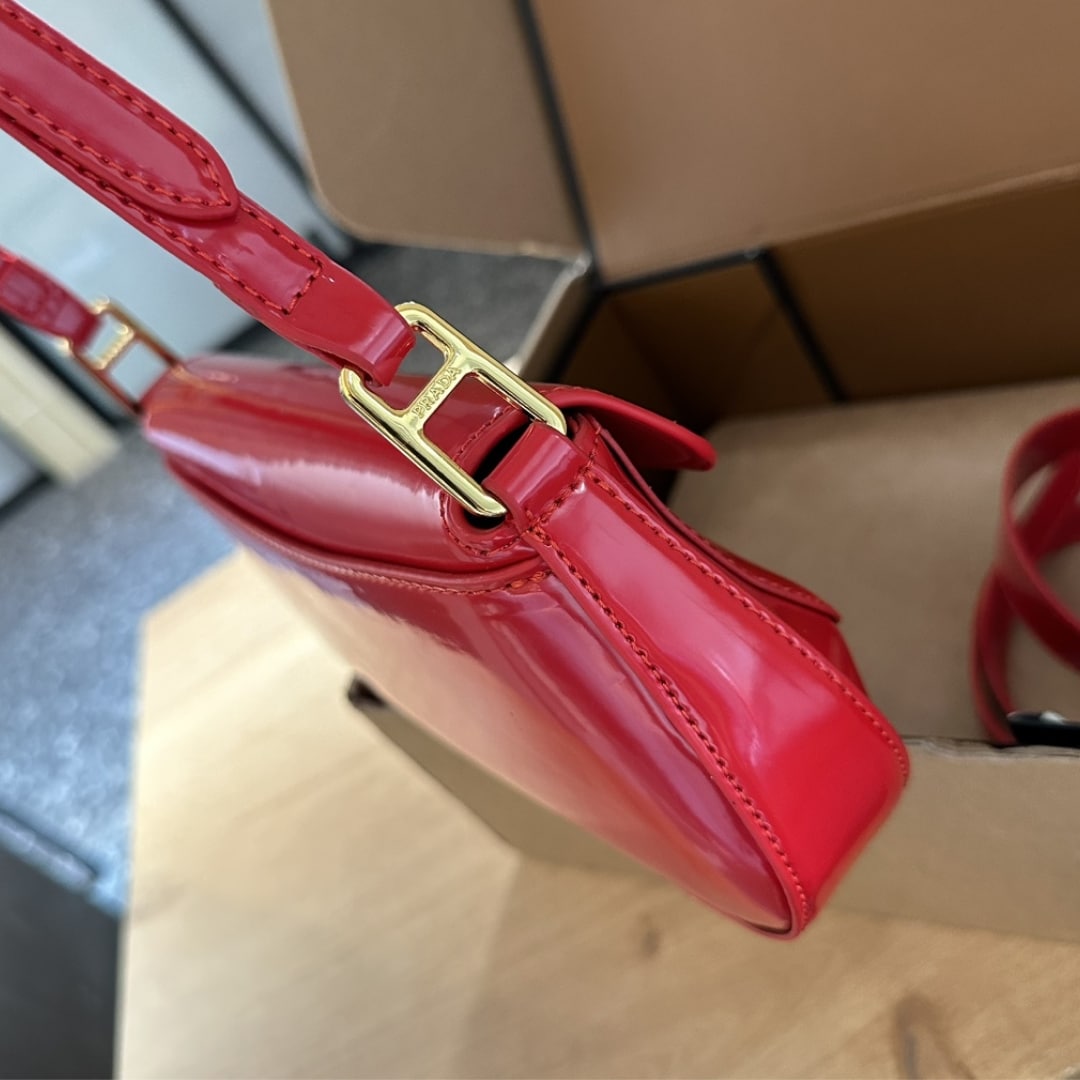 GIFT SET: PRADA PATENT SHOULDER BAG CHERRY RED & SAFFIANO WALLET RED - Image 5