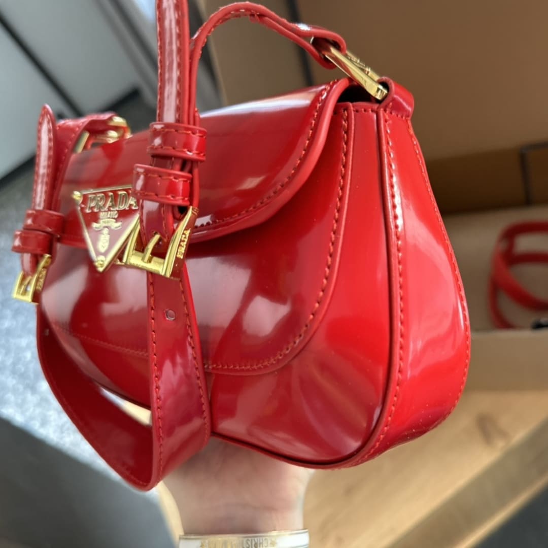 GIFT SET: PRADA PATENT SHOULDER BAG CHERRY RED & SAFFIANO WALLET RED - Image 4
