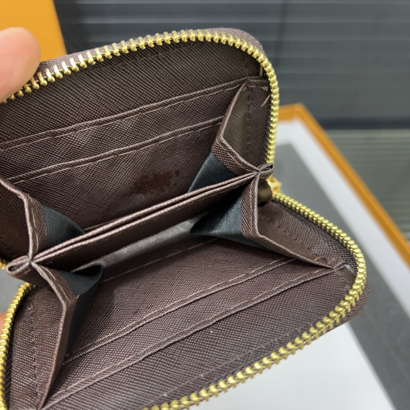 Gift Set: Louis Vuitton Pochette Métis Bag Monogram Reverse Canvas With Mini Keychain And Know Zippy Coin - Image 10