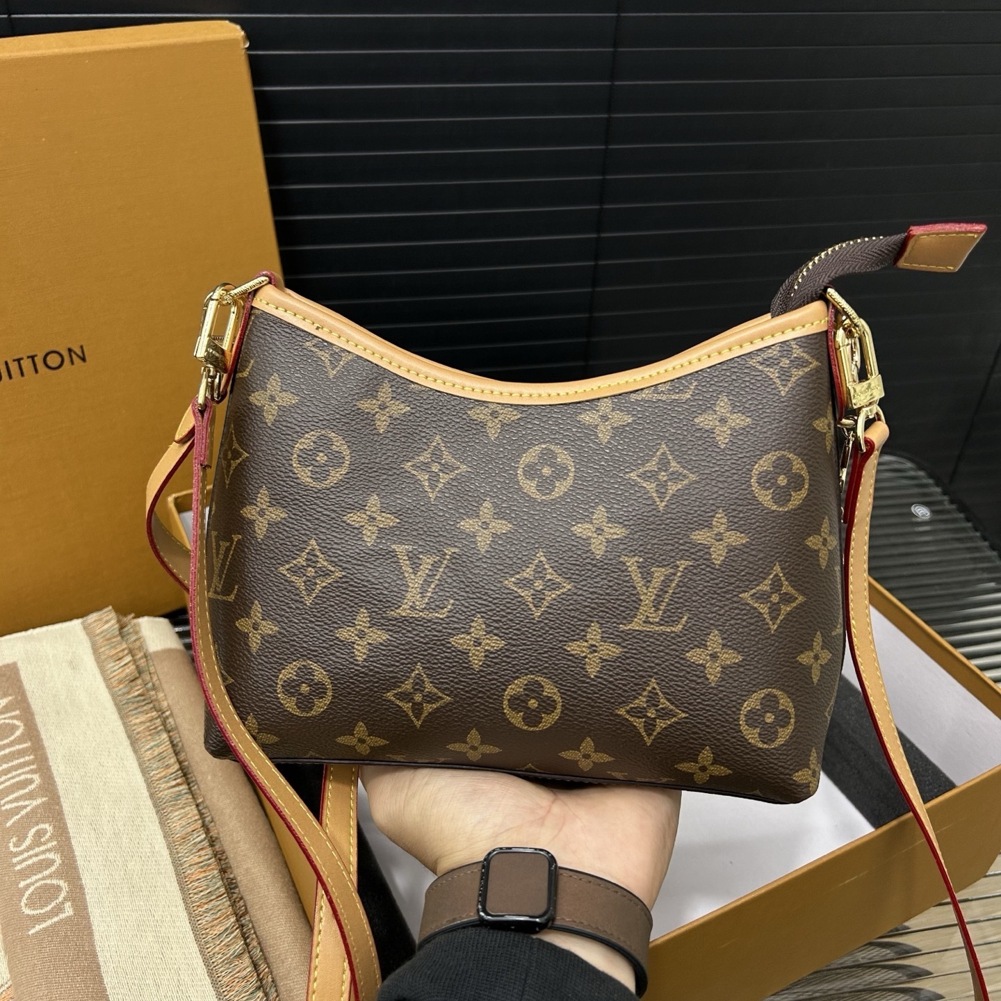 Gift Set: Louis Vuitton Carryall Bag In Monogram Canvas With Know Zippy Coin And Scarf Monogram Beige - Image 8