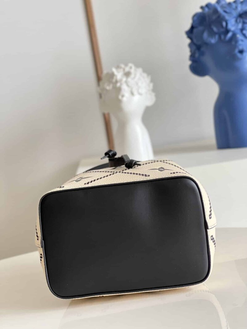 Alternative view of Louis Vuitton Néonoé MM 26Cm Cream M46023
