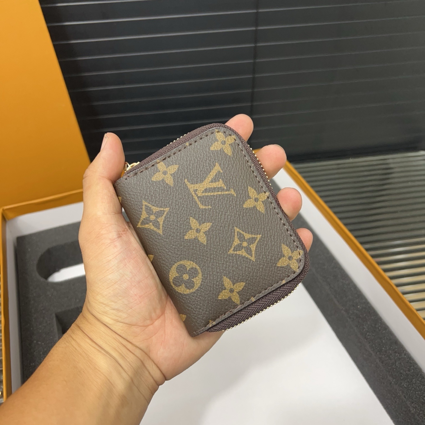 Gift Set: Louis Vuitton Pochette Métis Bag Monogram Reverse Canvas With Mini Keychain And Know Zippy Coin - Image 8