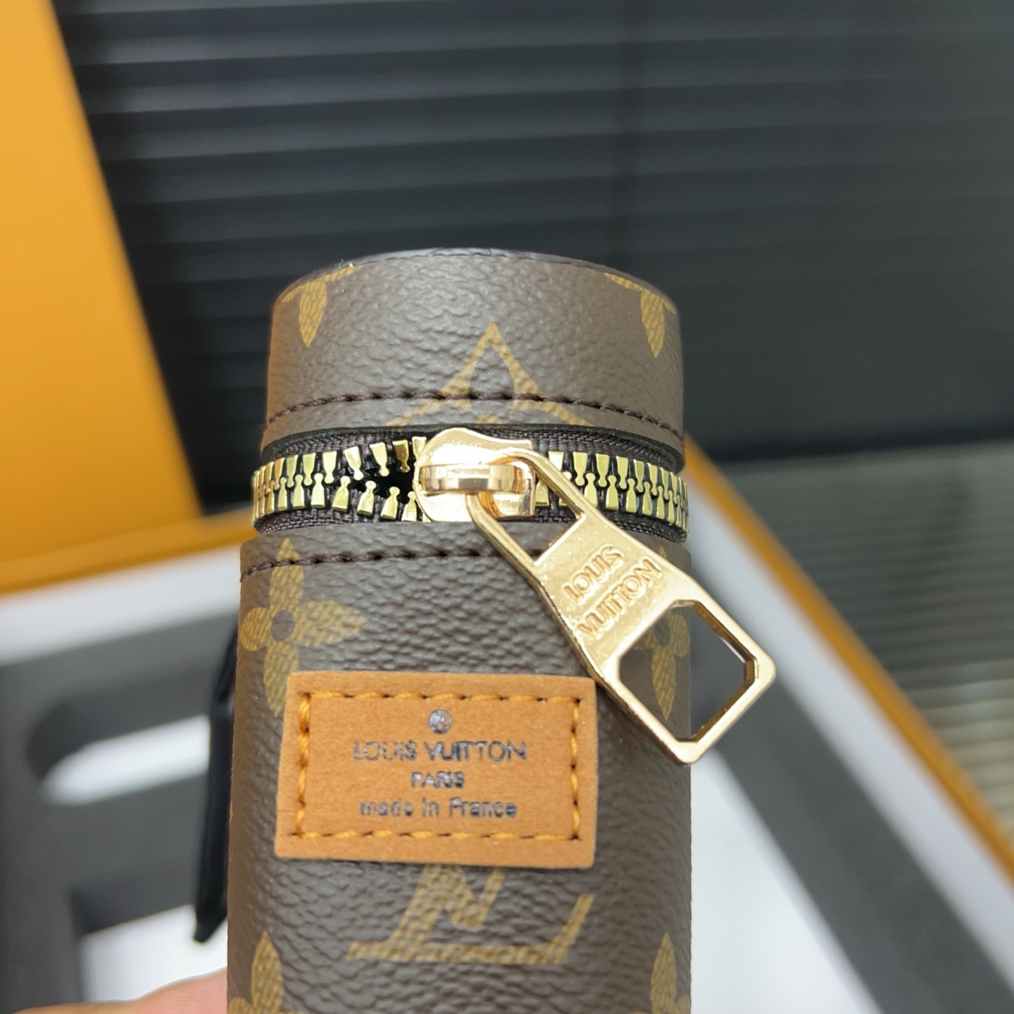 Gift Set: Louis Vuitton Pochette Métis Bag Monogram Reverse Canvas With Mini Keychain And Know Zippy Coin - Image 7