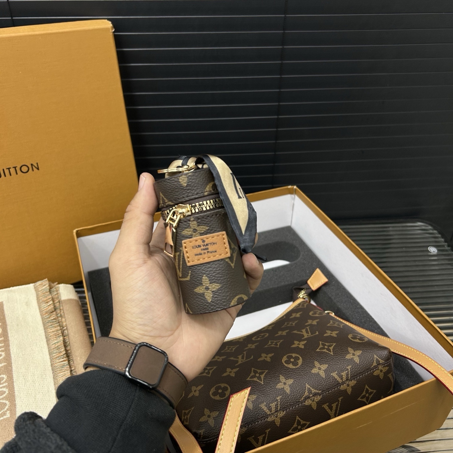 Gift Set: Louis Vuitton Carryall Bag In Monogram Canvas With Know Zippy Coin And Scarf Monogram Beige - Image 9
